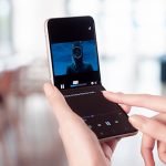 02_01_B2_Product_08_11_galaxyzflip3_5g_handson_cream_H-1