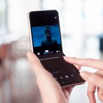 02_01_B2_Product_08_11_galaxyzflip3_5g_handson_cream_H