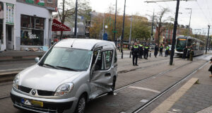 Auto meegesleurd door tram na aanrijding Rotterdam-West