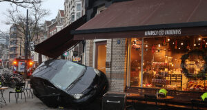 Auto rijdt tegen gevel van Vlaamsch Broodhuys aan Nieuwe Binnenweg, Rotterdam