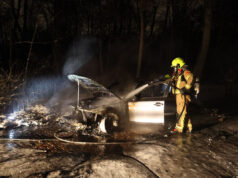 Auto volledig uitgebrand aan Prinses Beatrixlaan Rotterdam