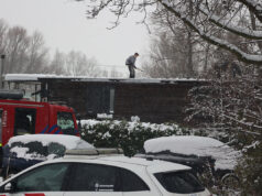 Woonboot in problemen door sneeuwophoping op dak