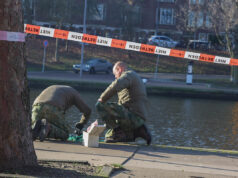Magneetvissers vinden Amerikaanse handgranaat en nepwapen in Rotterdam