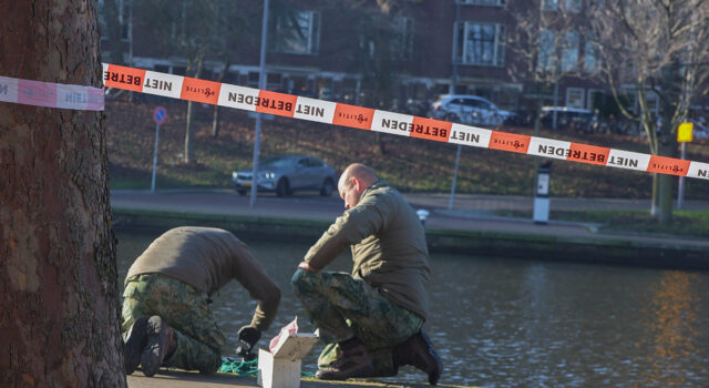 Magneetvissers vinden Amerikaanse handgranaat en nepwapen in Rotterdam
