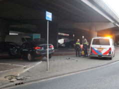 Auto belandt op betonnen blok na ongeval in Rotterdam-West