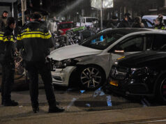Twee auto’s botsen op Vierambachtstraat in Rotterdam