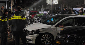 Twee auto’s botsen op Vierambachtstraat in Rotterdam