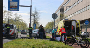 Fatbiker gewond nadat auto uit uitrit tankstation komt