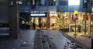 Steekpartij op de Coolsingel Rotterdam na vechtpartij op de Lijnbaan, één gewonde