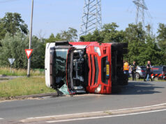 Vrachtwagen met lading vloeistof gekanteld op rotonde N210 Krimpen a/d Ijssel
