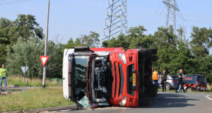Vrachtwagen met lading vloeistof gekanteld op rotonde N210 Krimpen a/d Ijssel