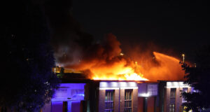 Zeer grote brand in bedrijfsverzamelgebouw in Barendrecht