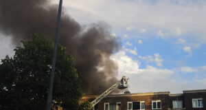Acht woningen ontruimd na grote brand aan Stadhoudersweg in Rotterdam