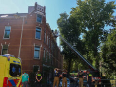 Dakbrand op bovenste verdieping aan de Delfgaauwstraat in Rotterdam-Noord