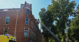Dakbrand op bovenste verdieping aan de Delfgaauwstraat in Rotterdam-Noord