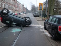 Auto over de kop in Kralingen