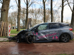Bestuurder valt bij Zuidplein in slaap en knalt tegen een boom