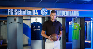 Edin Džeko verlengt verblijf bij Schalke 04 en blijft actief in Bundesliga