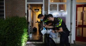 Explosie bij woning in Rotterdam-Zuid, voordeur raakt beschadigd