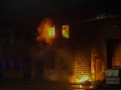 Zeer grote brand in groothandel aan Sydneystraat in Rotterdam