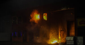 Zeer grote brand in groothandel aan Sydneystraat in Rotterdam