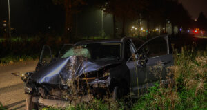 Auto raakt van de weg en komt tegen de rijrichting in tot stilstand in Schiedam