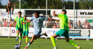 Ajax verslaat AEK Larnaca dankzij late treffer van Ouazane