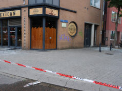 Explosie na woningbrand in Rotterdam, straat bezaaid met glasscherven