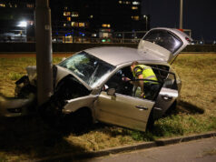 Auto botst met hoge snelheid tegen verkeerspaal op Westzeedijk: drie gewonden
