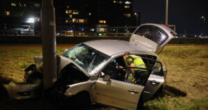 Auto botst met hoge snelheid tegen verkeerspaal op Westzeedijk: drie gewonden