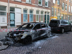 Auto volledig uitgebrand in Rotterdam-Centrum, politie onderzoekt mogelijke brandstichting