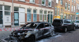 Auto volledig uitgebrand in Rotterdam-Centrum, politie onderzoekt mogelijke brandstichting