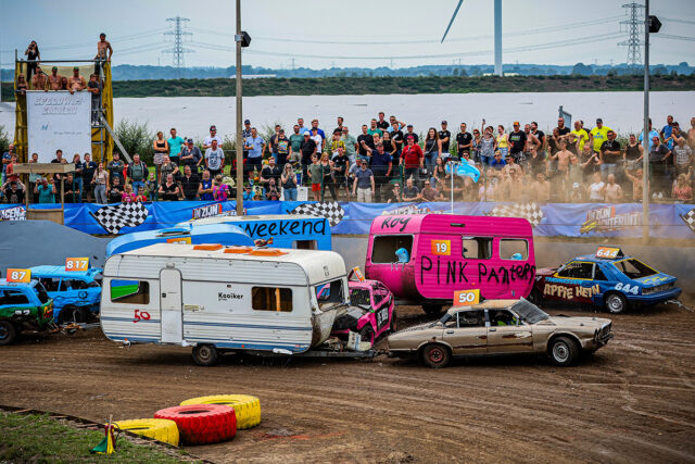 Talpa-dag voor programma 'Alle Remmen Los' op Speedway Emmen op 26 juli 2025. Op de foto het onderdeel 'Racen met je caravan'. Foto: Huisman Media