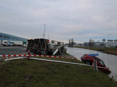 Cementwagen kantelt in Aalsmeer: Auto in sloot, chauffeur aangehouden