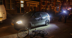 Ongeval tussen auto en fietser in Rotterdam-West, schade maar niemand gewond