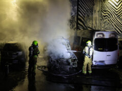 Meerdere auto’s uitgebrand bij brand in Rotterdam-West waaronder taxibus