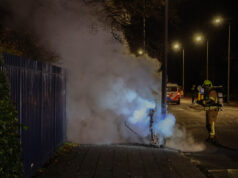 Scooter volledig uitgebrand in Rotterdam-Noord bij school