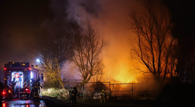 Grote brand verwoest gebouw aan Hofweg in Rotterdam