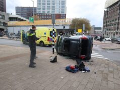 Auto op zijkant na ongeluk op kruispunt in Rotterdam
