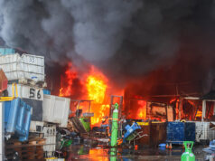 Zeer grote brand in loods met oud ijzer aan Bondseweg in Hellevoetsluis