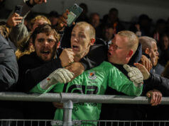 Katwijk flikt het gewoon!  Bekerstunt tegen Vitesse in knotsgek duel
