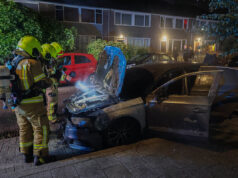 Autobrand in Rotterdam: Audi volledig uitgebrand,