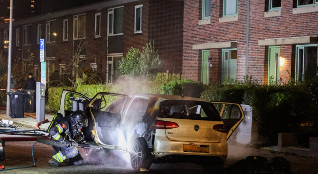 Autobrand in Hoogvliet: Cobra-cutter ingezet bij hybride voertuig