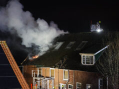 Boerderij met rieten dak in brand aan Opperduit in Lekkerkerk