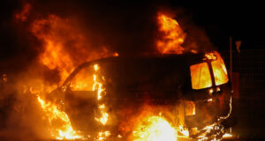Bestelbus volledig uitgebrand aan Keileweg in Rotterdam-West