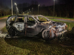 Auto volledig uitgebrand aan Broekpolderweg in Vlaardingen