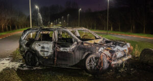 Auto volledig uitgebrand aan Broekpolderweg in Vlaardingen