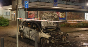 Auto volledig uitgebrand op invalidenparkeerplaats in Rotterdam-Zuid