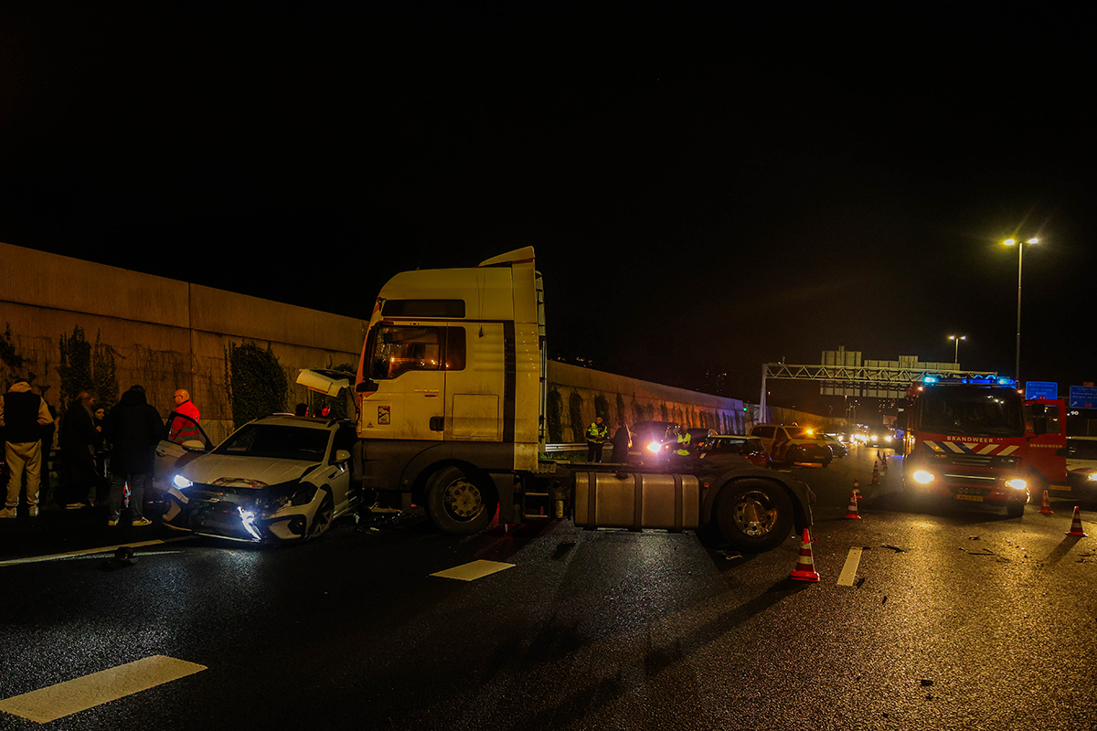 vrachtwagen ramt auto © Planetzone Media