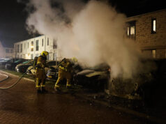 Auto volledig uitgebrand bij brand in Puttershoek, meerdere autos schade